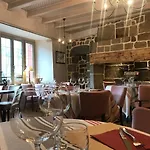 Restaurant Du Plomb Du Cantal מלון