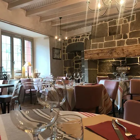 Restaurant Du Plomb Du Cantal 호텔